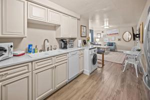 Η κουζίνα ή μικρή κουζίνα στο Private Basement - Two King Beds and Hot Tub