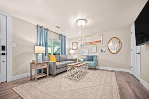 Μια τηλεόραση ή/και κέντρο ψυχαγωγίας στο Private Basement - Two King Beds and Hot Tub