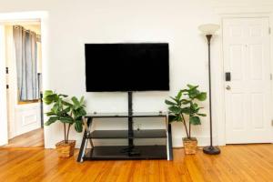 Una televisión o centro de entretenimiento en Spacious 1 bedroom Downtown 5 fotos más