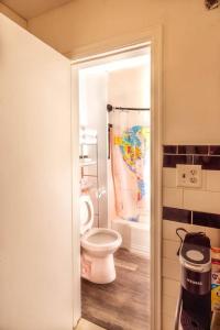 Un baño de Spacious 1 bedroom Downtown