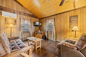 Χώρος καθιστικού στο The Great Escape - Riverfront Cabin, Mountain Views, Fishing, and Rafting!