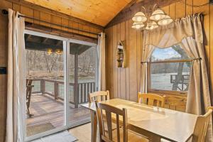 Μπαλκόνι ή βεράντα στο The Great Escape - Riverfront Cabin, Mountain Views, Fishing, and Rafting!