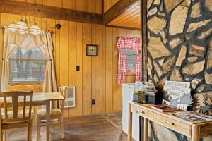 Φωτογραφία από το άλμπουμ του The Great Escape - Riverfront Cabin, Mountain Views, Fishing, and Rafting! σε Dillsboro +15 φωτογραφίες