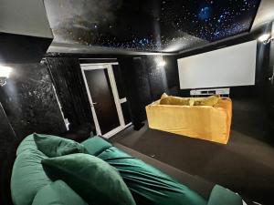 Χώρος καθιστικού στο Heathrow Large House with Driveway, Hot tub and Garden