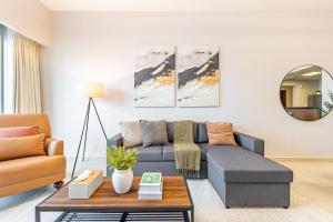 Posezení v ubytování Great 1 BDR in the Iconic Gate Tower - 5 min to ADGM, Cleveland, Galleria or Beach - High Floor - Heart of Al Reem Island + 40 fotografií