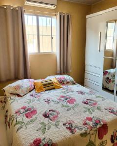 Ένα ή περισσότερα κρεβάτια σε δωμάτιο στο Casa de praia linda na Barra de Santo Antônio