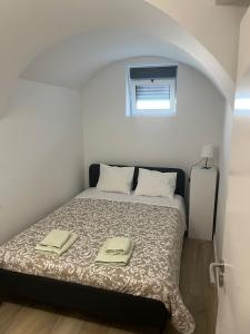 a bedroom with a bed with two towels on it at Casa dos Albardeiros in Moura