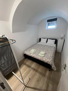 a small bedroom with a bed and a ladder at Casa dos Albardeiros in Moura