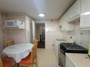 uma cozinha com uma mesa e um fogão forno superior em Skyline 11, comfort in the heart of the city 