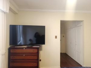 uma TV de tela plana em cima de uma cômoda em Skyline 11, comfort in the heart of the city  mais 14 fotografias