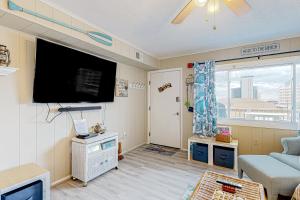 TV a/nebo společenská místnost v ubytování Sea Loft 303