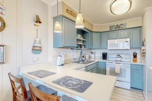 Kuchyň nebo kuchyňský kout v ubytování Sea Loft 303 + 80 fotografií