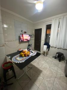 Μια τηλεόραση ή/και κέντρο ψυχαγωγίας στο Quarto Suíte Privada Em Florianópolis