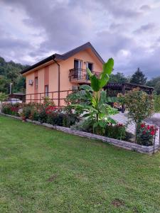 a house with a garden in front of it at Zem Zem kuća za odmor in Otoka