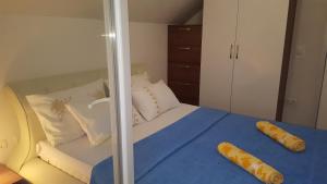 a bedroom with a bed with two pillows on it at Zem Zem kuća za odmor in Otoka