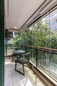 a balcony with a bench and a table in a building at 6 minutos da Praia do Leblon - GSM103 in Rio de Janeiro