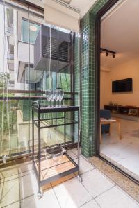 a glass case with wine glasses on it in a room at 6 minutos da Praia do Leblon - GSM103 in Rio de Janeiro