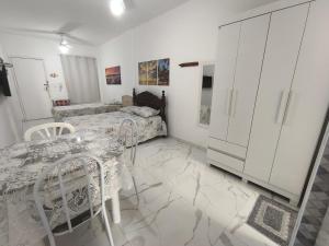Ένα ή περισσότερα κρεβάτια σε δωμάτιο στο Quitinete no Centro a Poucos Passos da Praia