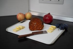 Un plato con pan, queso y fruta en una mesa. en Vila Maria II, en Vinkovci