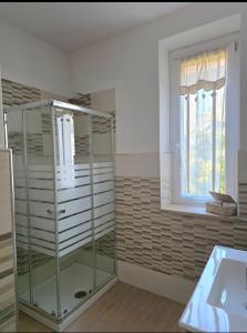 baño con ducha acristalada y ventana en Bergamo & Dintorni, en Bérgamo