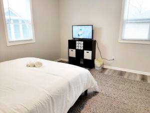 En eller flere senge i et værelse på Cozy Home walk to DT - Private Bedroom