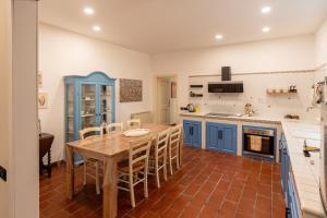 a kitchen with a table and chairs in a room at Umbriance Villa con piscina privata in Stroncone