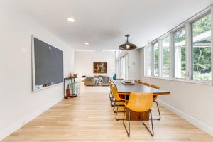 ein Esszimmer mit Tisch und Stühlen in der Unterkunft Pathside Cove by Rove Travel - 4BR Villa with Outdoor Spaces in Wainscott