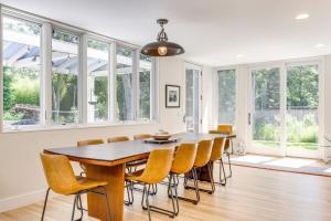 ein Esszimmer mit Tisch und Stühlen in der Unterkunft Pathside Cove by Rove Travel - 4BR Villa with Outdoor Spaces in Wainscott + 25 Fotos