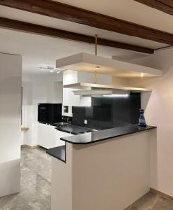 a kitchen with a black and white counter top at appartement confortable en centre ville in Montreux