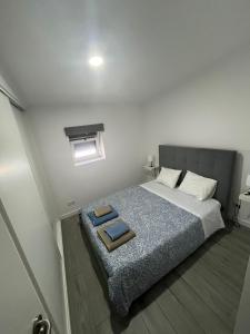 Un dormitorio con una cama con una bandeja encima. en Casa do Ferrador, en Moura