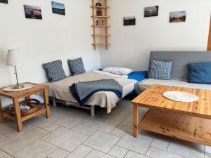SchöneicheにあるToms Stuga Ferienwohnungのベッド2台とテーブルのあるリビングルーム