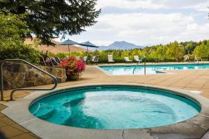 サンバレーにあるBluff Condo 4014の青いプール付きの大型スイミングプール