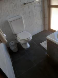 Un baño con un inodoro blanco y un lavabo. en Casa de 5D para 12 personas con piscina, en Guanaquero 11 fotos más