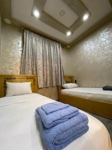 Giường trong phòng chung tại city center family apartment