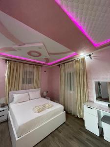 Giường trong phòng chung tại city center family apartment