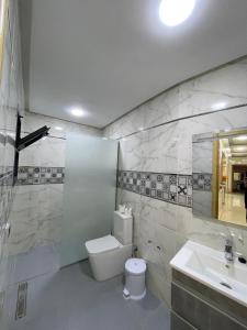 Phòng tắm tại city center family apartment +9 ảnh