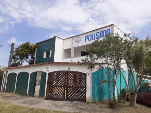 ペルイベにあるPousada do Solの上に看板がある建物 +4枚の写真