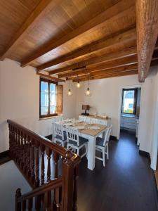 een eetkamer met een witte tafel en stoelen bij Casa Chita in Tapia de Casariego