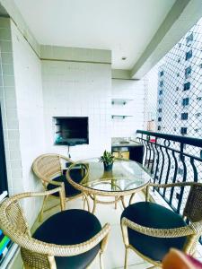 un balcon avec une table, des chaises et une télévision dans l'établissement COP 30 Event - WOMEN ONLY - BEDROOM IN THE CITY CENTER, à Belém 8 autres photos