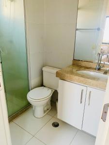 une salle de bain avec toilettes, douche et lavabo dans l'établissement COP 30 Event - WOMEN ONLY - BEDROOM IN THE CITY CENTER, à Belém