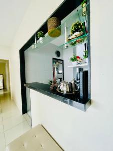 une cuisine avec un comptoir, un évier et des étagères dans l'établissement COP 30 Event - WOMEN ONLY - BEDROOM IN THE CITY CENTER, à Belém