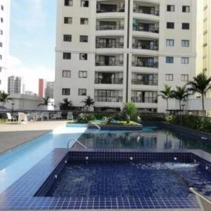 une piscine devant un grand immeuble dans l'établissement COP 30 Event - WOMEN ONLY - BEDROOM IN THE CITY CENTER, à Belém