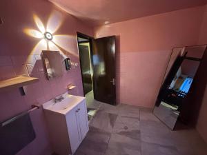 オアハカにあるDepartamento en el centro de Oaxacaのピンクの壁のバスルーム(シンク、鏡付) +22枚の写真