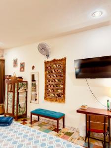 a living room with a flat screen tv on a wall at Casa Chaak Maya - Estudio privado con alberca en Mérida in Mérida