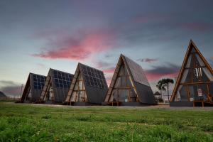 a group of triangular buildings with solar panels at Chalés Mont Hermon in Castro