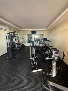 una palestra con diversi tapis roulant e macchine in una stanza di Flat - Iate Plaza Hotel a Fortaleza