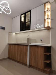 une salle de bain avec un lavabo et un miroir dans l'établissement chiclayo, à La Victoria 3 autres photos