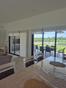 a dining room and living room with a table and chairs at Hermosa Casa De Campo en Mercedes in Mercedes