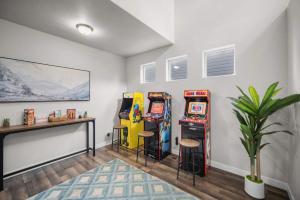 Herní místnost v ubytování Charming Family Stay w Arcade Theatre Ski Haven Walking trails and river walk in backyard