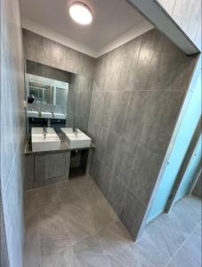 Un baño con dos lavabos y un espejo. en Château de Savonnières, en La Bruère-sur-Loir